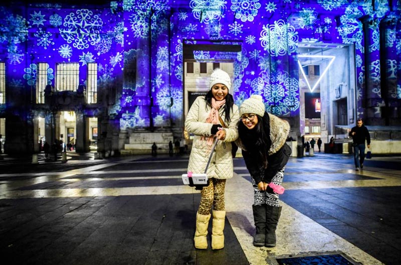 proietta christmas lights in milan