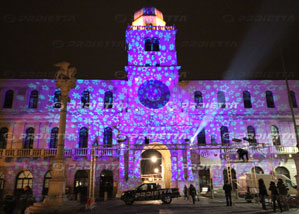 luminarie a proiezione sulla facciata della torre dell orologio