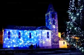 proiezioni di stelle e immagini natalizie su chiesa